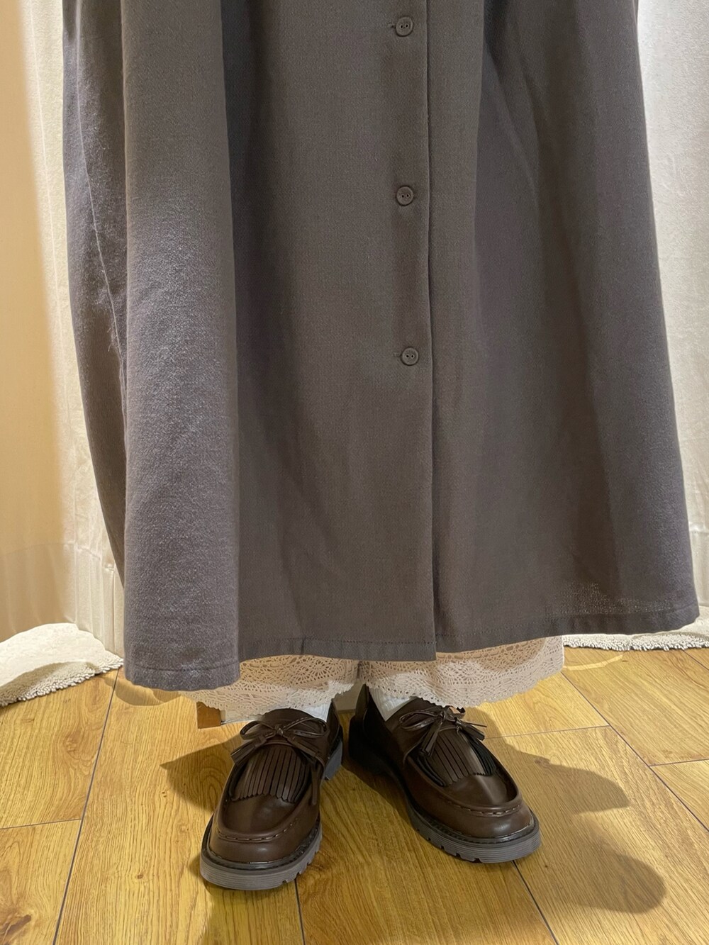 ブルー系のカーディガン/ボレロ、グレー系のワンピース、ホワイト系のその他パンツを着用したレディースの冬コーディネートの5枚目の写真