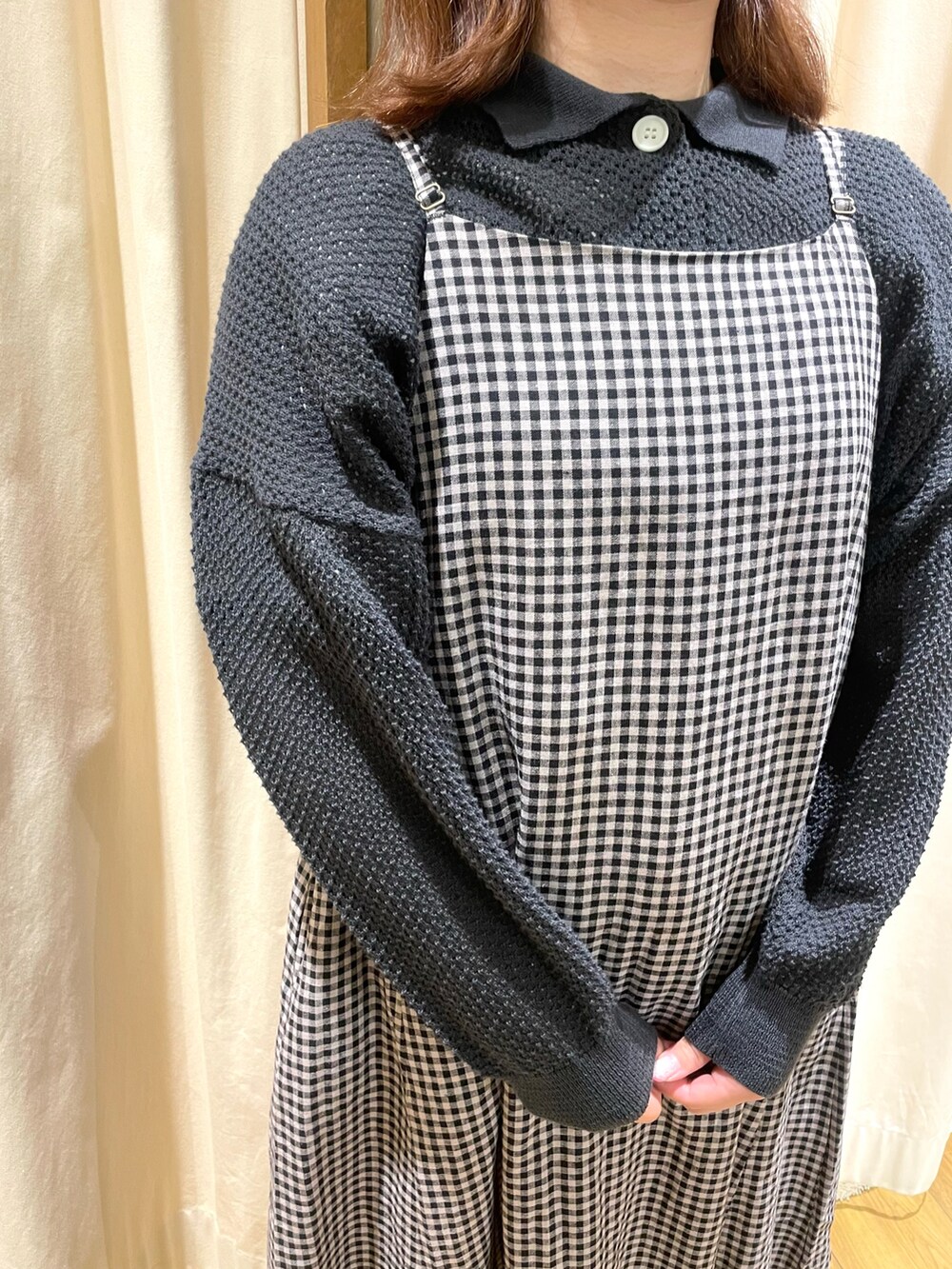 グレー系のカーディガン/ボレロ、ブラック系のワンピース、ブラック系のハンドバッグを着用したレディースの春コーディネートの4枚目の写真