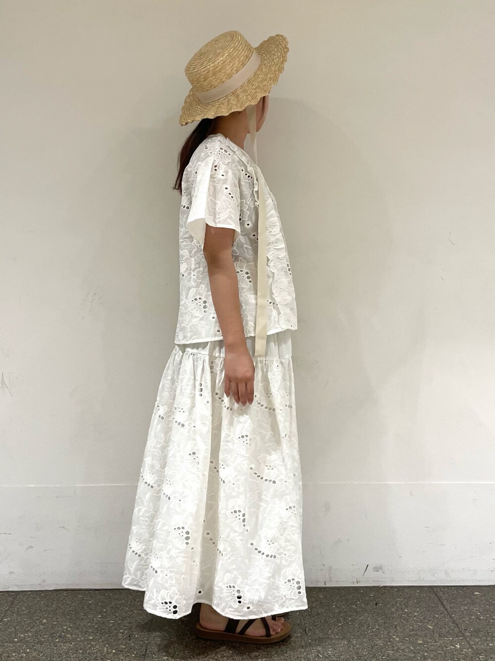 ホワイト系のスカート、ホワイト系のシャツ/ブラウスを着用したレディースの秋コーディネートの5枚目の写真