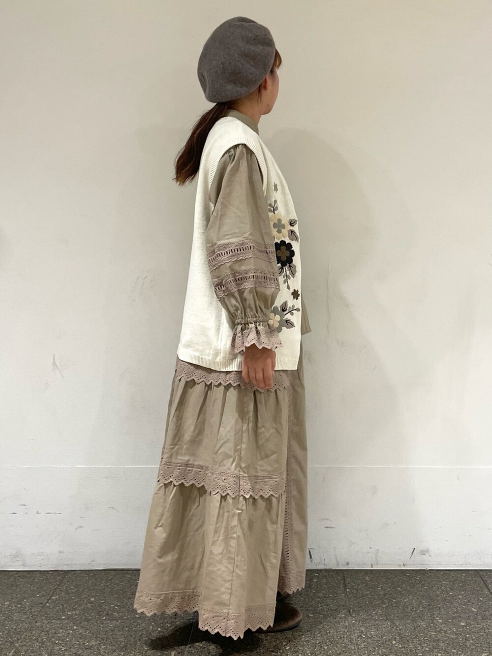 ブラウン系のドレスシューズを着用したレディースの冬コーディネートの5枚目の写真