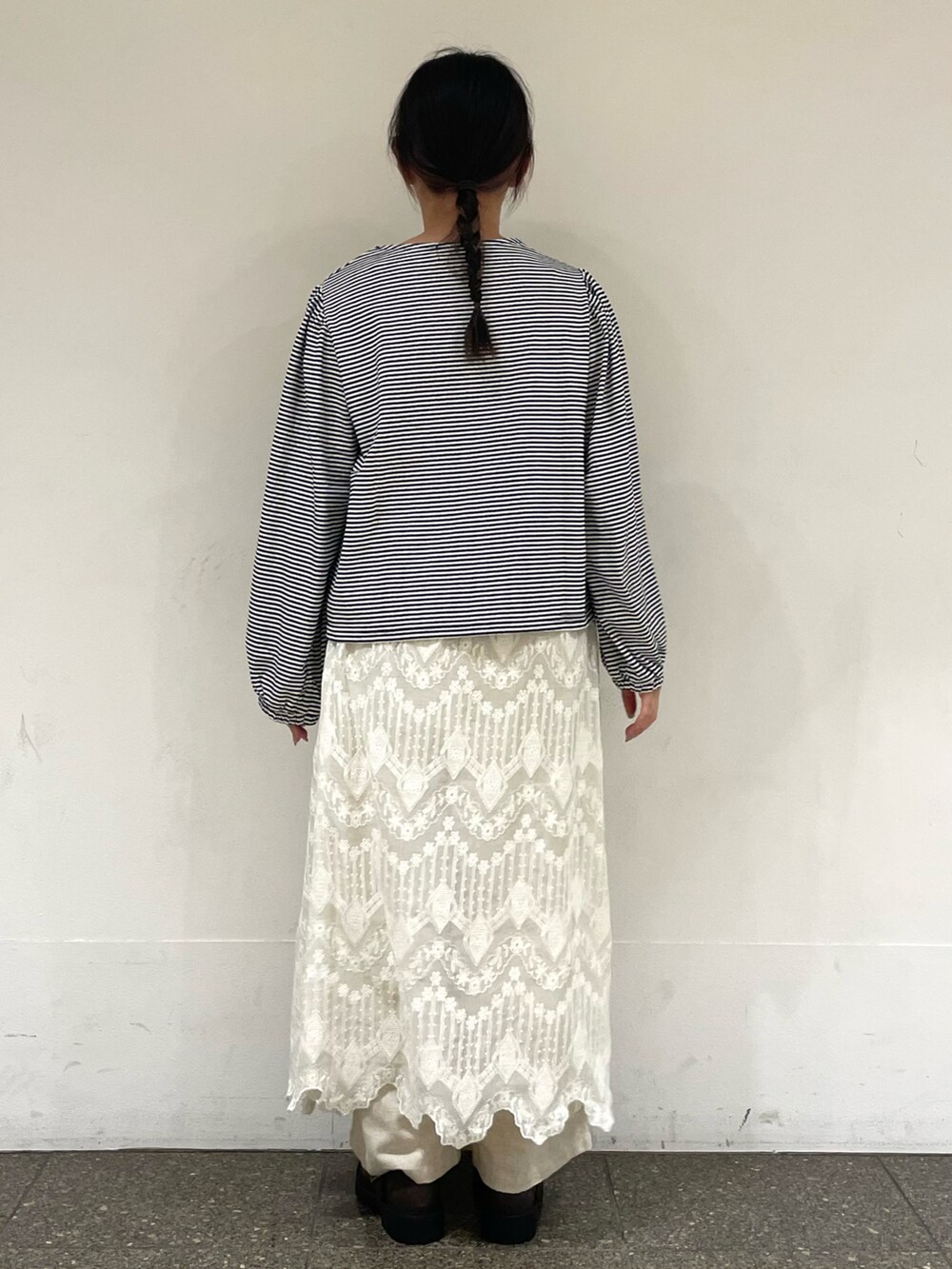 ブラウン系のドレスシューズを着用したレディースの冬コーディネートの4枚目の写真