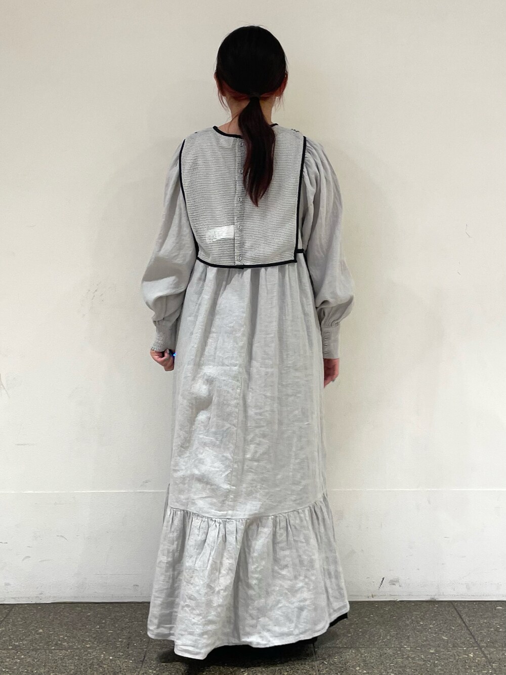 グレー系のドレスシューズを着用したレディースの冬コーディネートの4枚目の写真