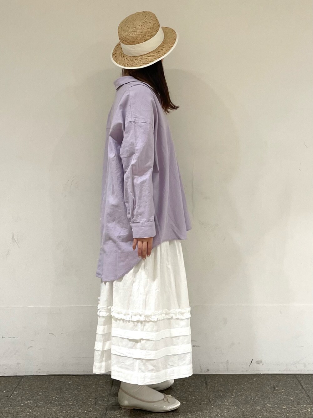 ホワイト系のパンプス、パープル系のチュニック、ホワイト系のスカートを着用したレディースの春コーディネートの5枚目の写真