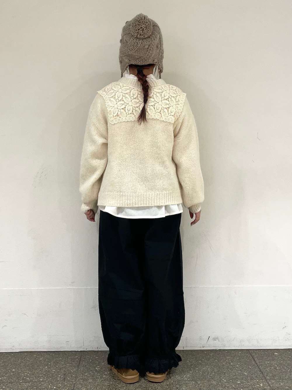 イエロー系のその他シューズを着用したレディースの冬コーディネートの4枚目の写真