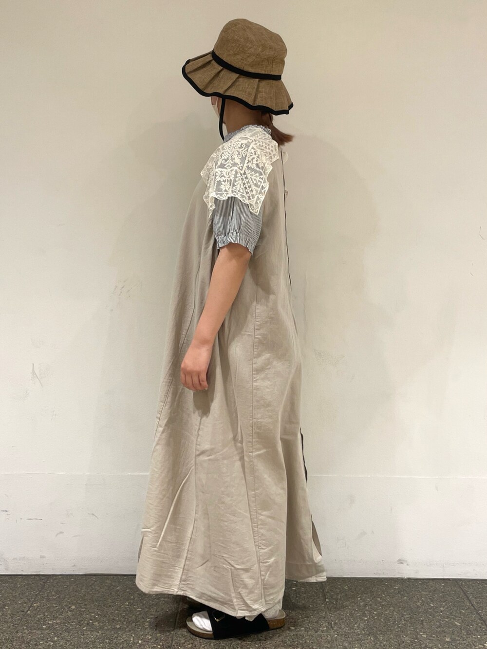 ブルー系のシャツ/ブラウス、ベージュ系のワンピース、グレー系のその他パンツを着用したレディースの夏コーディネートの3枚目の写真