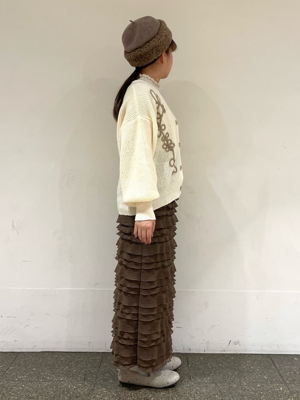 ベージュ系のドレスシューズを着用したレディースの冬コーディネートの5枚目の写真