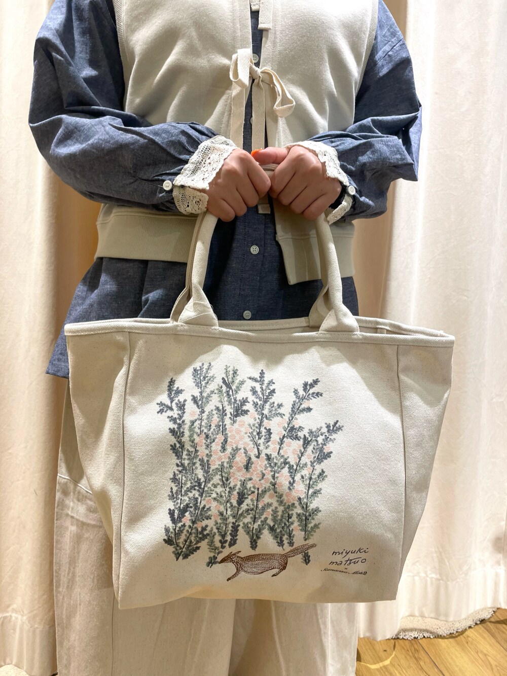 ブルー系のシャツ/ブラウス、ホワイト系のTシャツ/カットソー、ホワイト系のトートバッグを着用したレディースの秋コーディネートの5枚目の写真