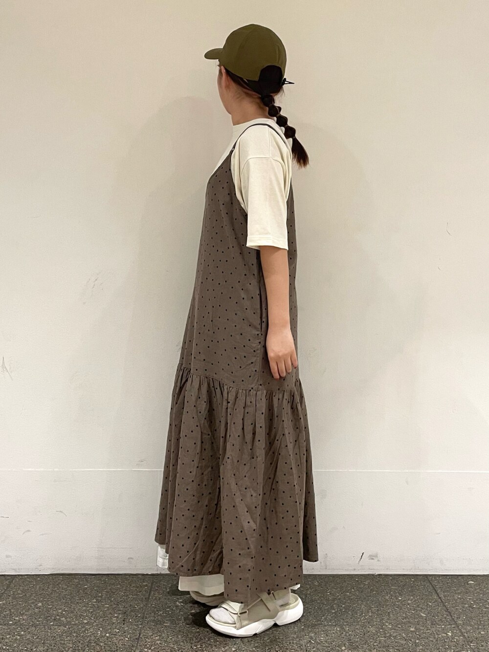 ベージュ系のサンダル、グレー系のワンピース、ホワイト系のその他パンツを着用したレディースの春コーディネートの3枚目の写真