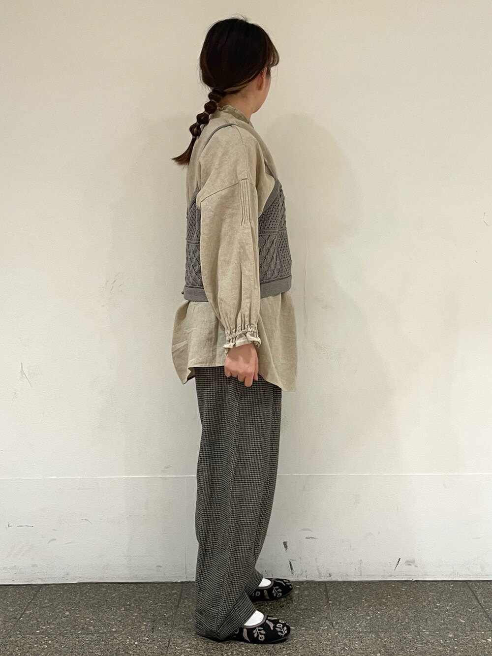 ブラック系のドレスシューズ、ベージュ系のシャツ/ブラウス、グレー系のキャミソールを着用したレディースの春コーディネートの5枚目の写真