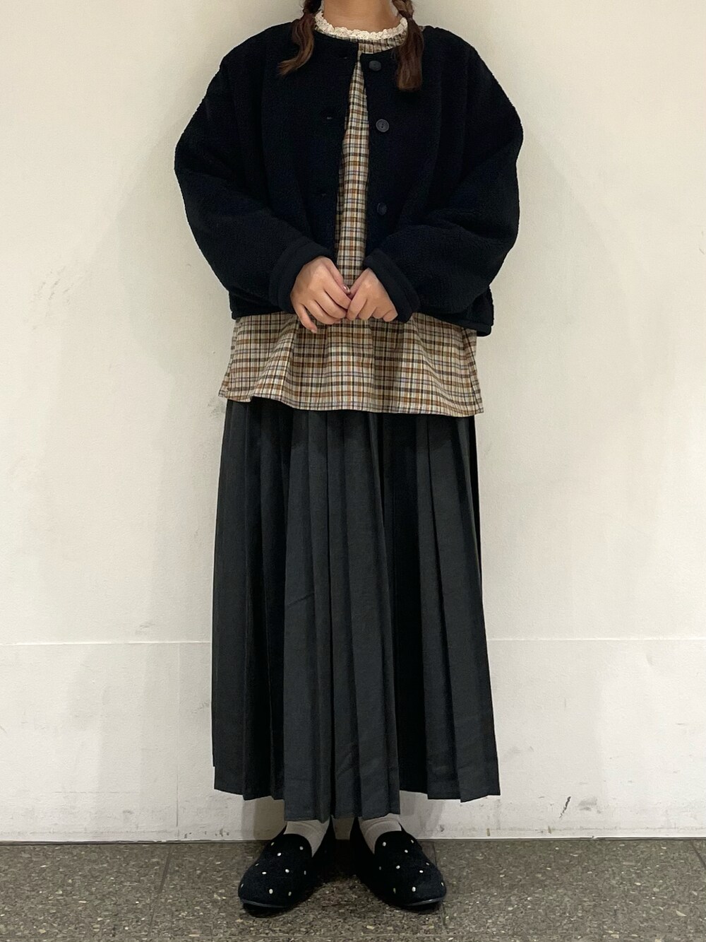 グレー系のドレスシューズを着用したレディースの冬コーディネートの2枚目の写真