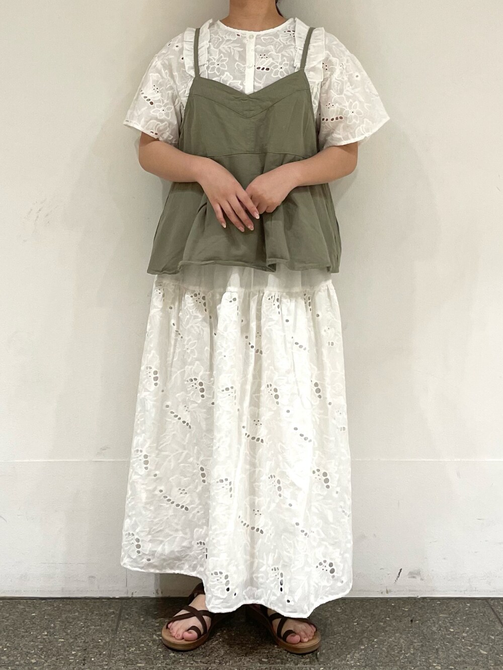 ホワイト系のスカート、ホワイト系のシャツ/ブラウスを着用したレディースの秋コーディネートの2枚目の写真