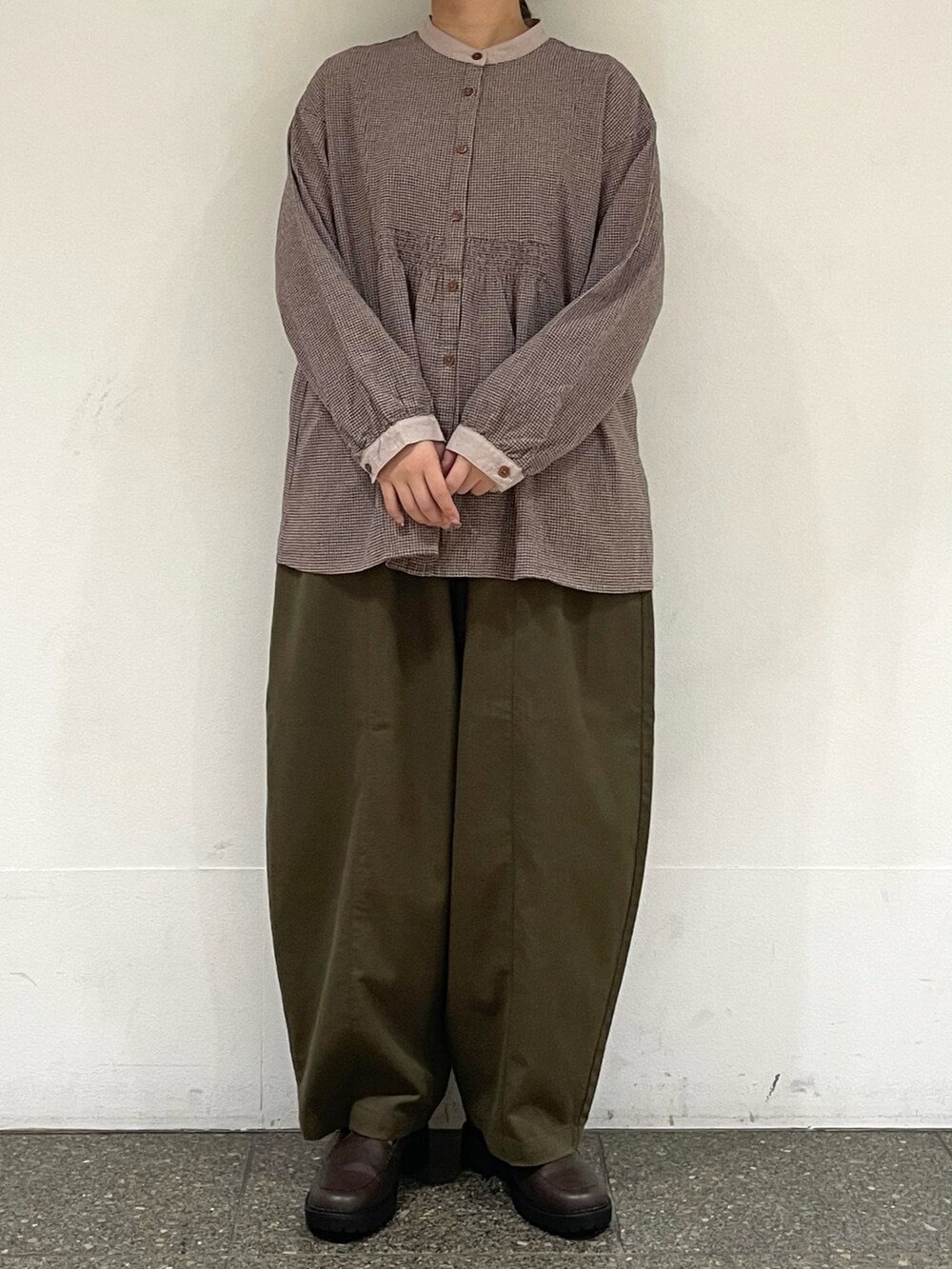 ブラウン系のドレスシューズを着用したレディースの冬コーディネートの2枚目の写真