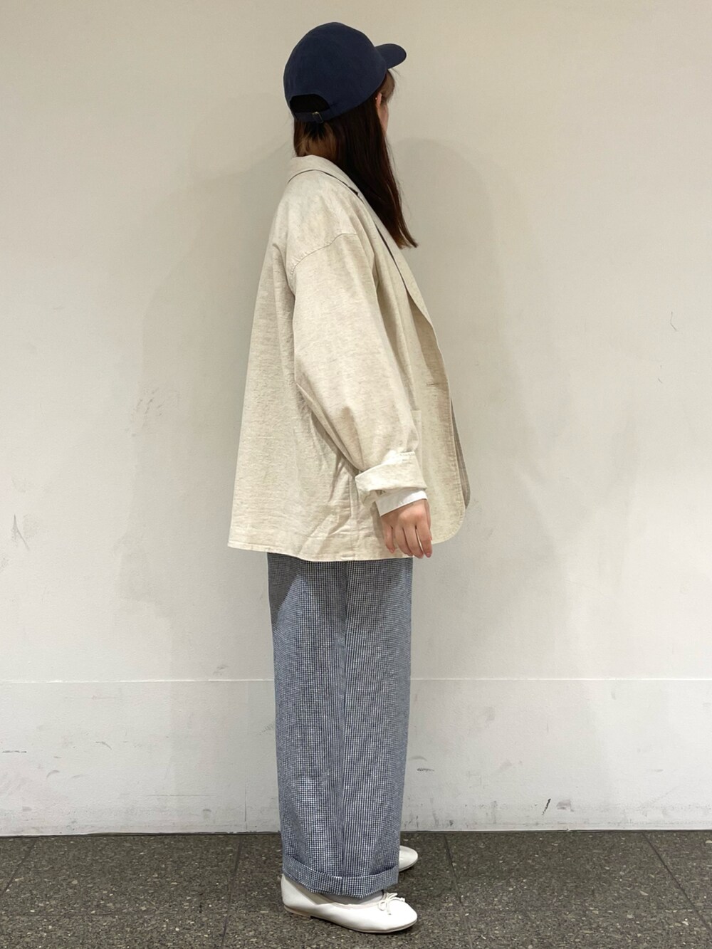 ホワイト系のパンプス、ホワイト系のシャツ/ブラウス、ベージュ系のベストを着用したレディースの春コーディネートの5枚目の写真