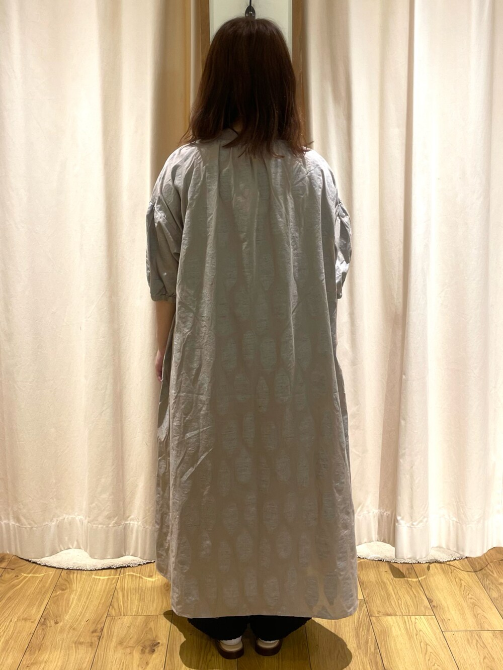 ベージュ系のワンピース、ブラック系のその他パンツ、ブラック系のサンダルを着用したレディースの夏コーディネートの3枚目の写真