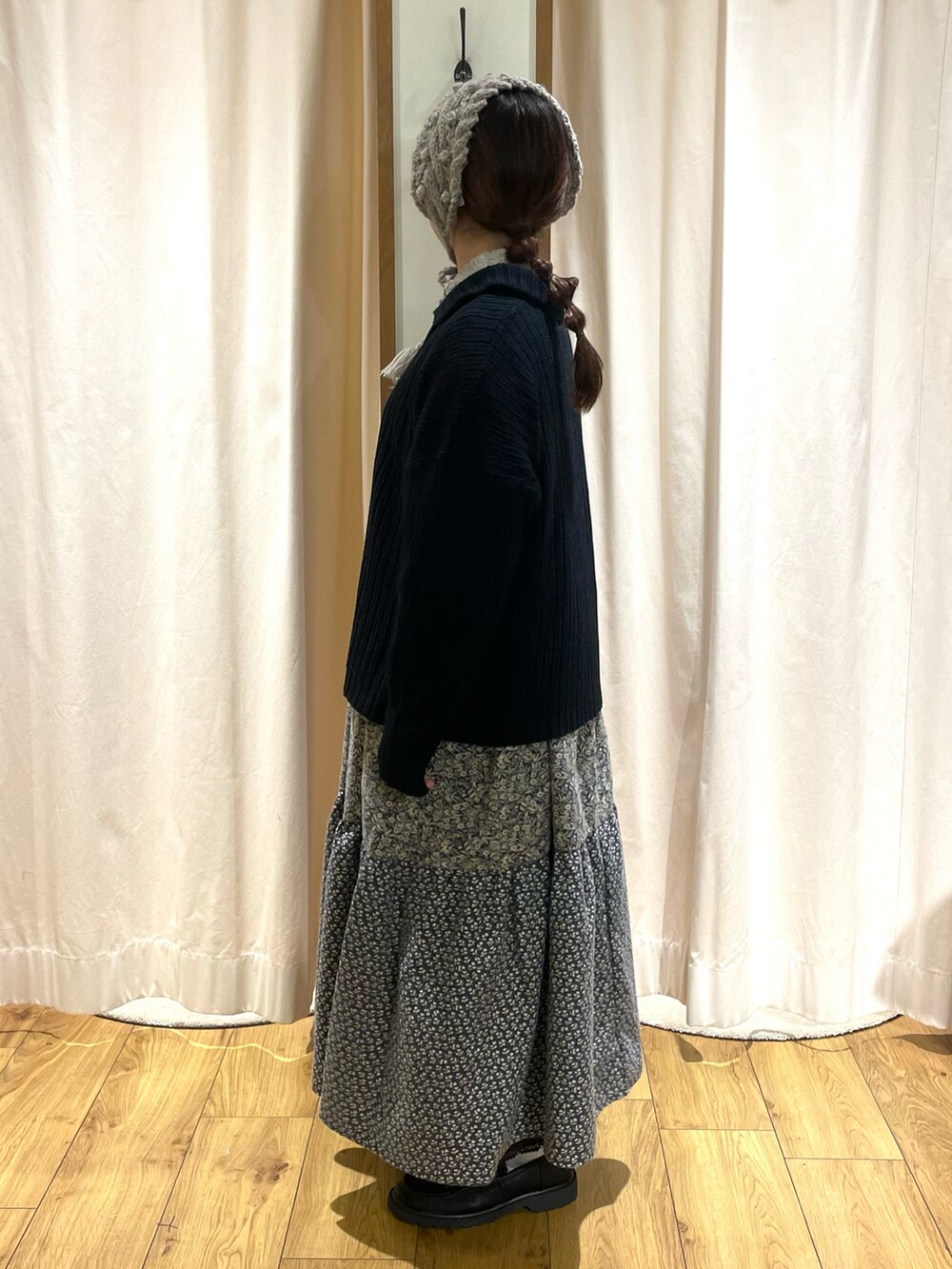 ホワイト系のシャツ/ブラウス、ブラック系のカーディガン/ボレロ、ブラック系のワンピースを着用したレディースの冬コーディネートの2枚目の写真