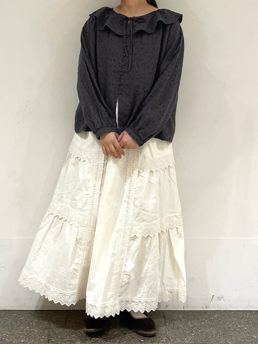 ブラック系のハットを着用したレディースの冬コーディネートの2枚目の写真