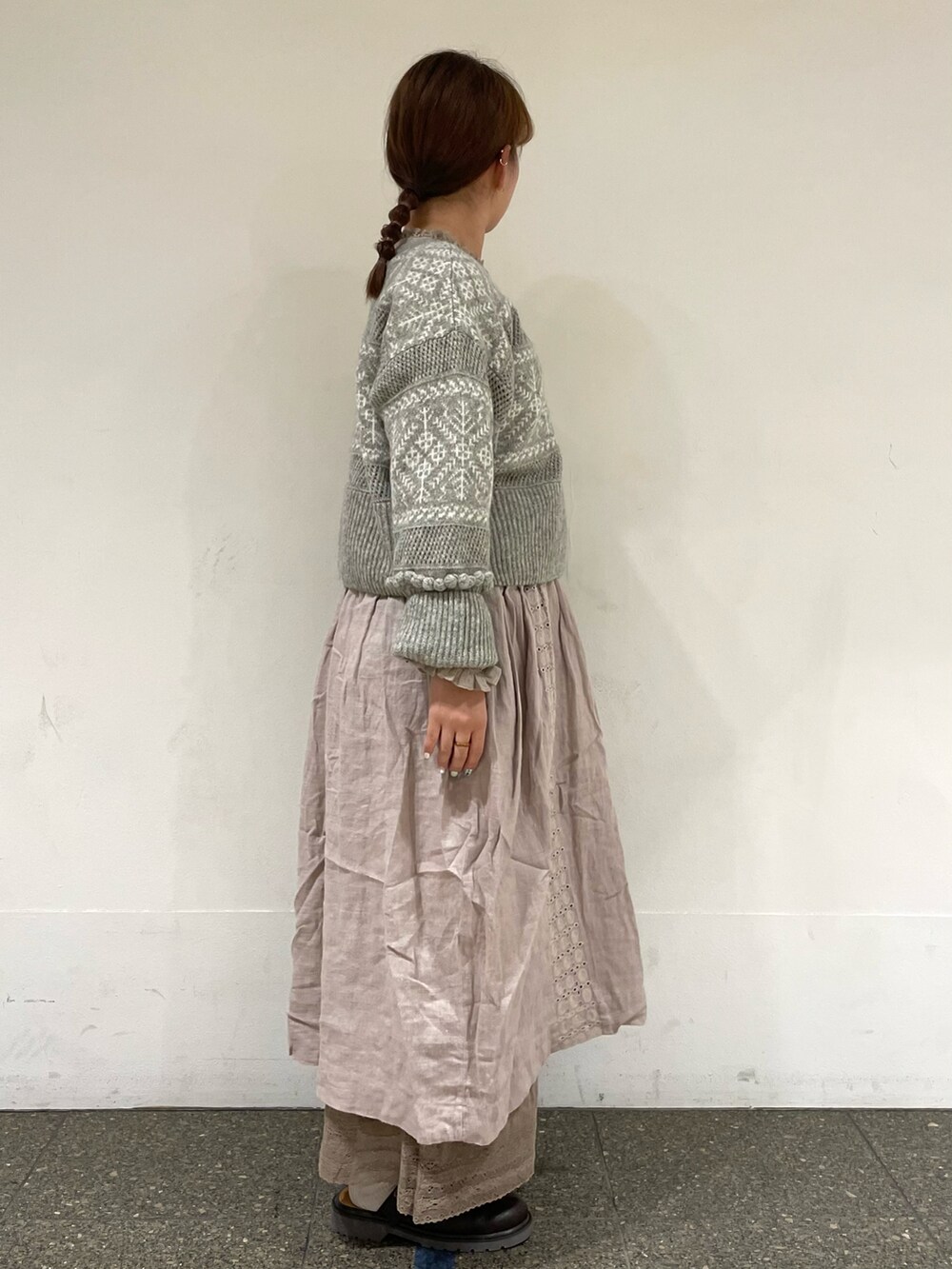 グレー系のカーディガン/ボレロ、ブラウン系のその他パンツ、ブラウン系のサンダルを着用したレディースの秋コーディネートの5枚目の写真