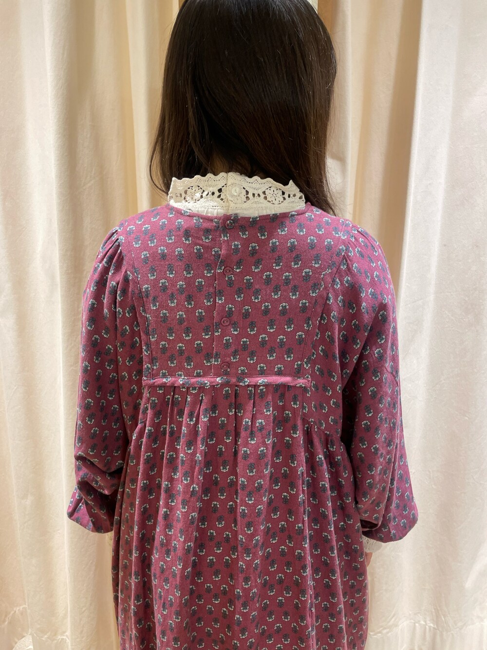 ホワイト系のTシャツ/カットソー、レッド系のワンピース、ブラウン系のショルダーバッグを着用したレディースの冬コーディネートの5枚目の写真