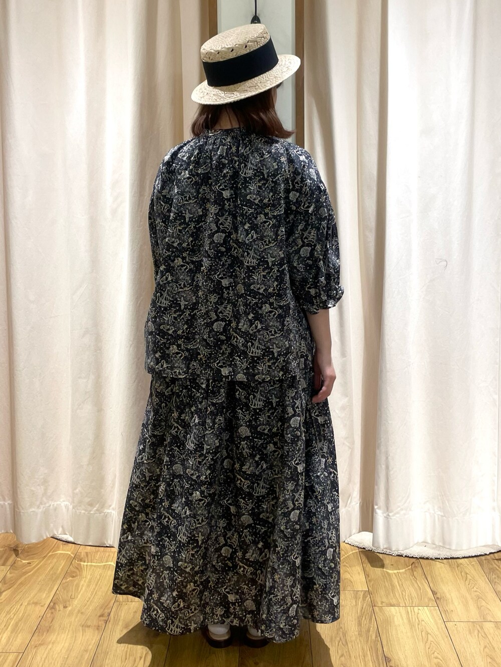 ブラック系のシャツ/ブラウス、ブラック系のスカート、ブラック系のサンダルを着用したレディースの春コーディネートの3枚目の写真