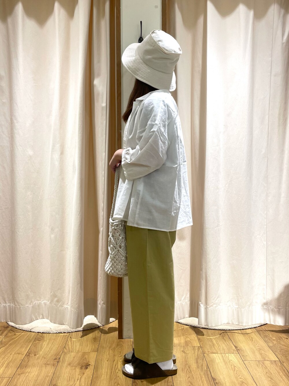 ブラック系のTシャツ/カットソー、ベージュ系のTシャツ/カットソー、ホワイト系のシャツ/ブラウスを着用したレディースの夏コーディネートの2枚目の写真