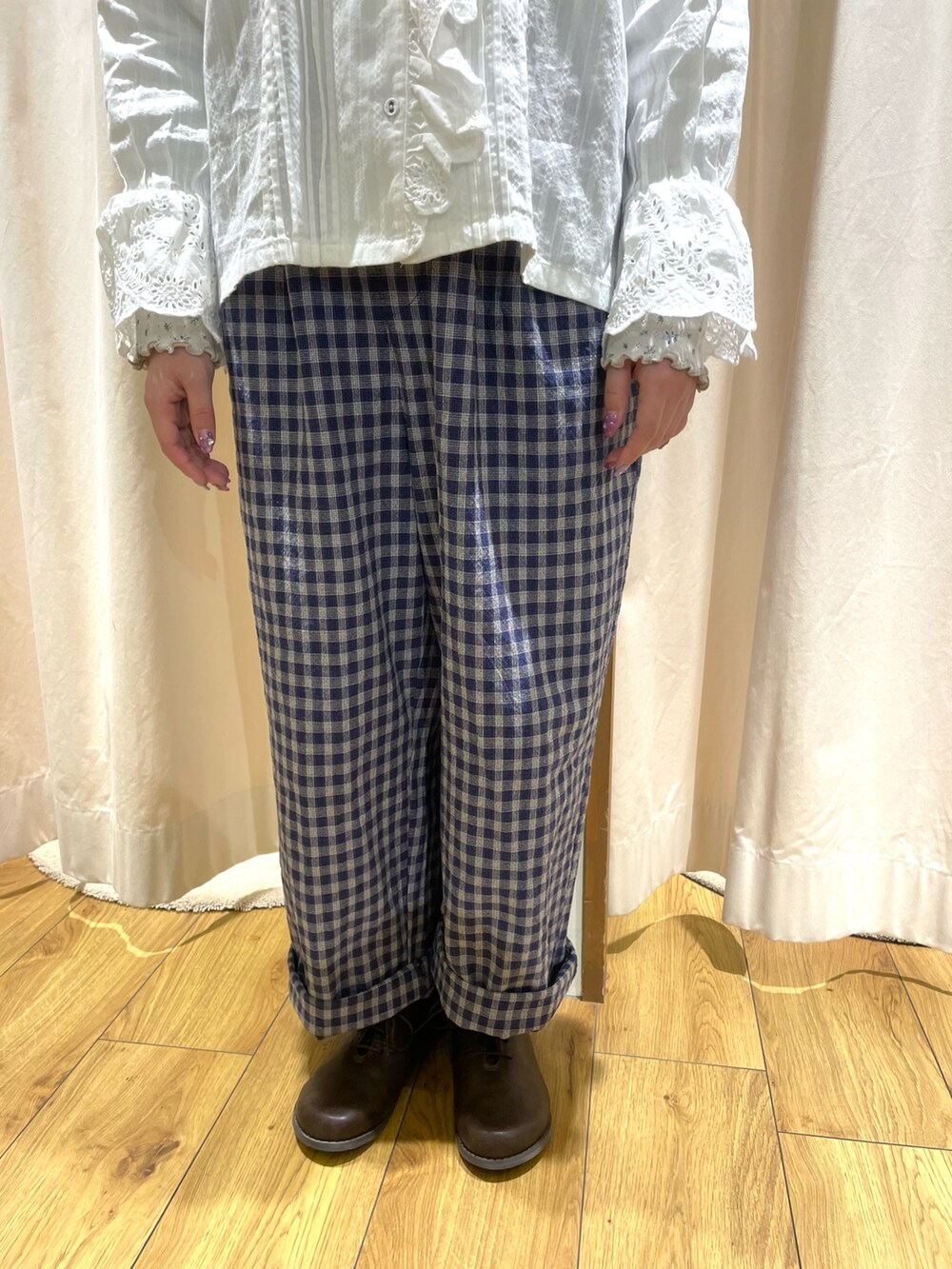 ブルー系のその他パンツ、ホワイト系のシャツ/ブラウス、ベージュ系のTシャツ/カットソーを着用したレディースの春コーディネートの5枚目の写真