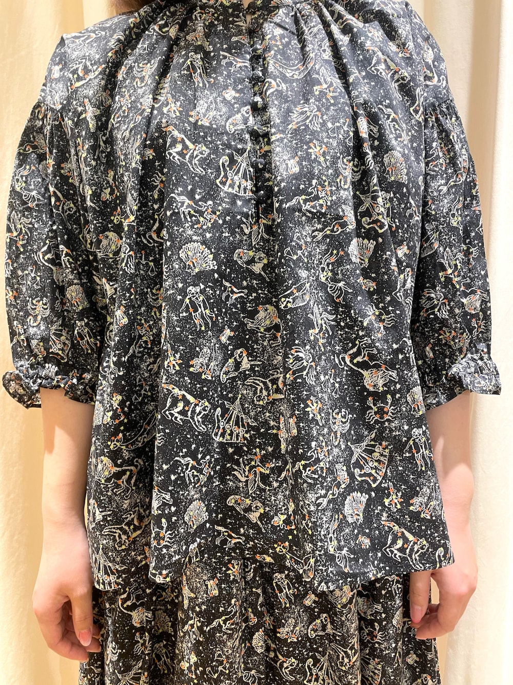 ブラック系のシャツ/ブラウス、ブラック系のスカート、ブラック系のサンダルを着用したレディースの春コーディネートの4枚目の写真