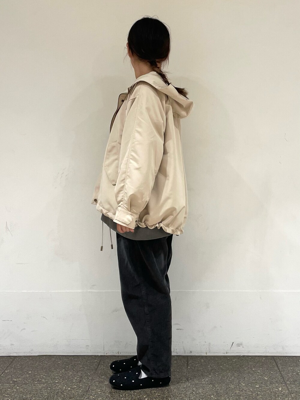 グレー系のドレスシューズを着用したレディースの冬コーディネートの3枚目の写真