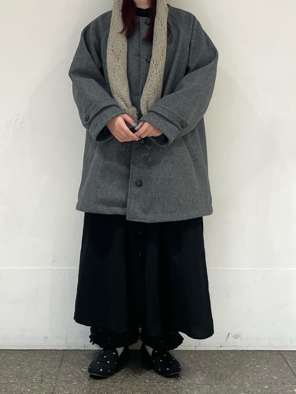 グレー系のドレスシューズを着用したレディースの冬コーディネートの2枚目の写真