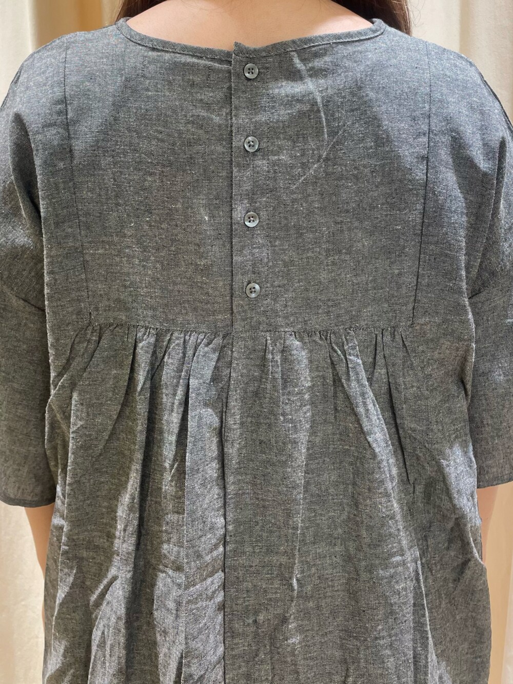 グレー系のシャツ/ブラウス、ベージュ系のトートバッグ、ベージュ系のその他シューズを着用したレディースの夏コーディネートの5枚目の写真