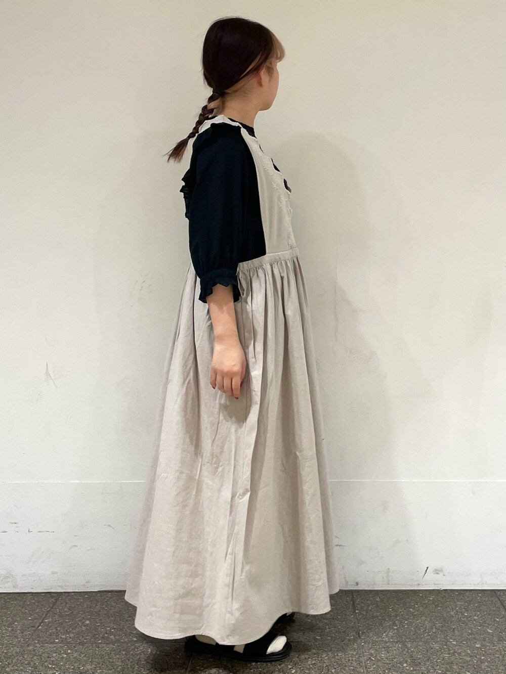 ブラック系のサンダル、ブラック系のシャツ/ブラウス、ホワイト系のワンピースを着用したレディースの夏コーディネートの5枚目の写真