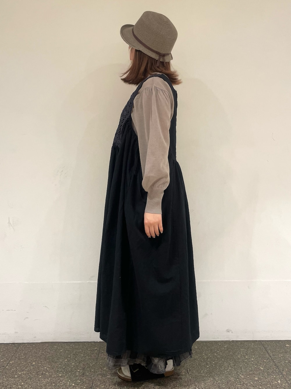 ブラウン系のカーディガン/ボレロ、ブラック系のワンピース、グレー系のスカートを着用したレディースの夏コーディネートの3枚目の写真