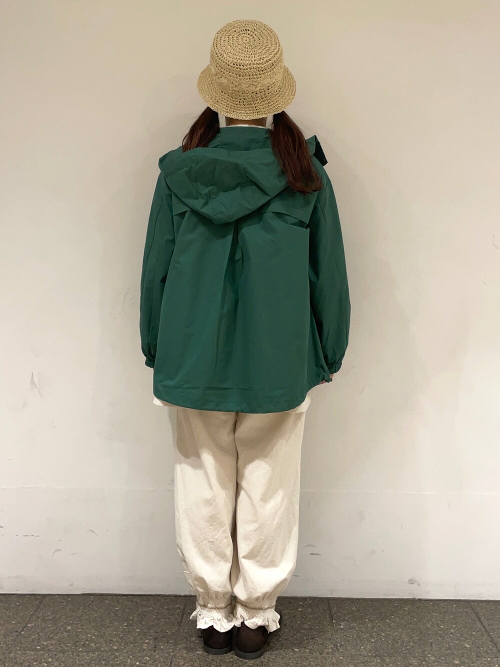 「マウンテンパーカー、グリーン、チェック、チェックシャツ、ギンガムチェック、ベージュ、ベスト、バケットハット、低身長、低身長コーデ、サンダル、サマンサ モスモス(Samansa Mos2)、サマンサモスモス、SM2、Samansa Mos2」｜「Samansa Mos2の柄編みバケットハット（ハット、ホワイト系）」を使った、松さん（レディース・153cm）の春コーディネートの4枚目の写真