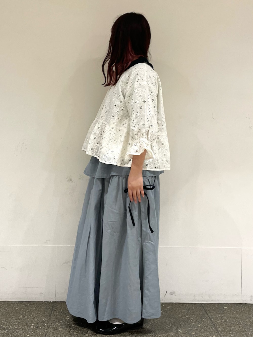 ブラック系のパンプス、ブルー系のシャツ/ブラウス、ブルー系のスカートを着用したレディースの春コーディネートの3枚目の写真