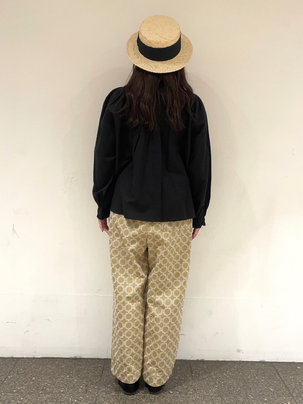 ブラック系のシャツ/ブラウス、ベージュ系のその他パンツ、ブラック系のドレスシューズを着用したレディースの春コーディネートの3枚目の写真