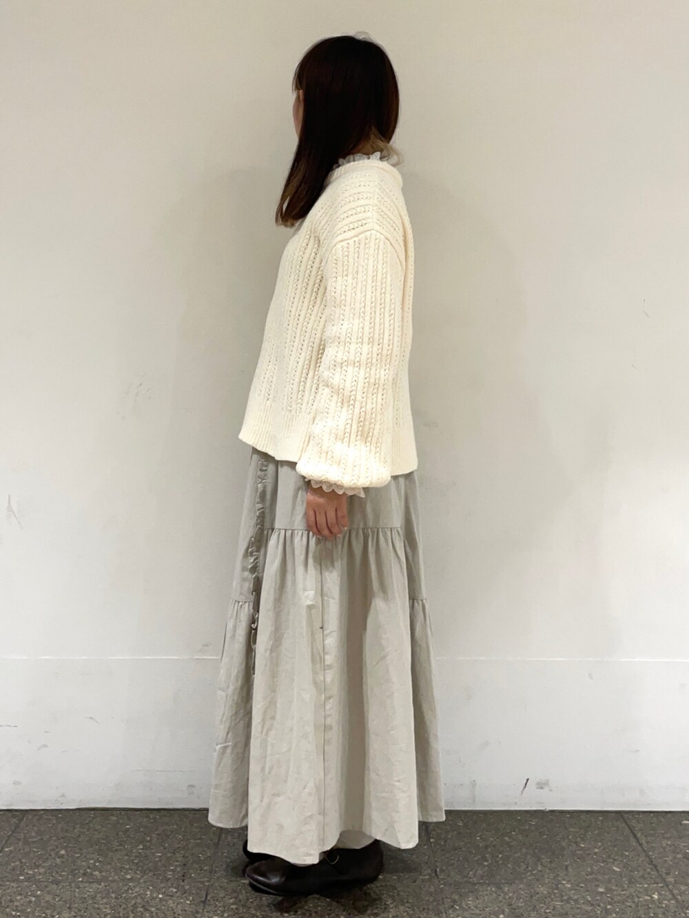 ブラウン系のドレスシューズ、ホワイト系のシャツ/ブラウス、ホワイト系のニット/セーターを着用したレディースの冬コーディネートの3枚目の写真