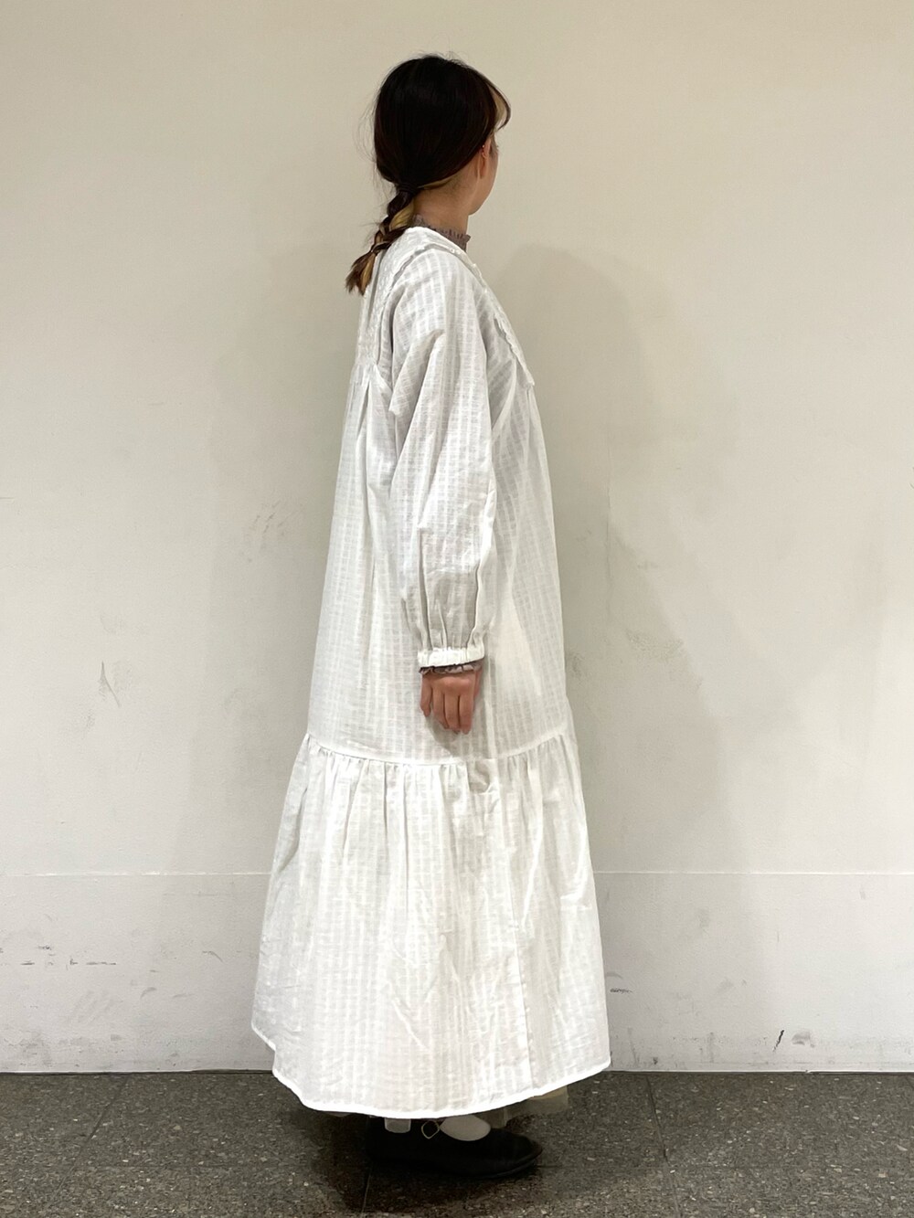 ブラウン系のドレスシューズ、ブラウン系のシャツ/ブラウス、ベージュ系のスカートを着用したレディースの冬コーディネートの5枚目の写真