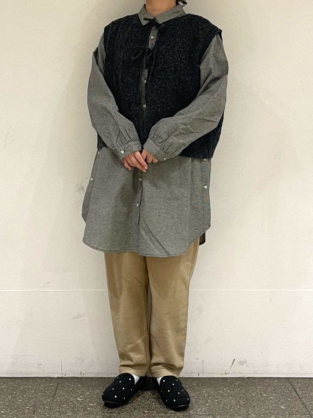 グレー系のドレスシューズを着用したレディースの冬コーディネートの2枚目の写真