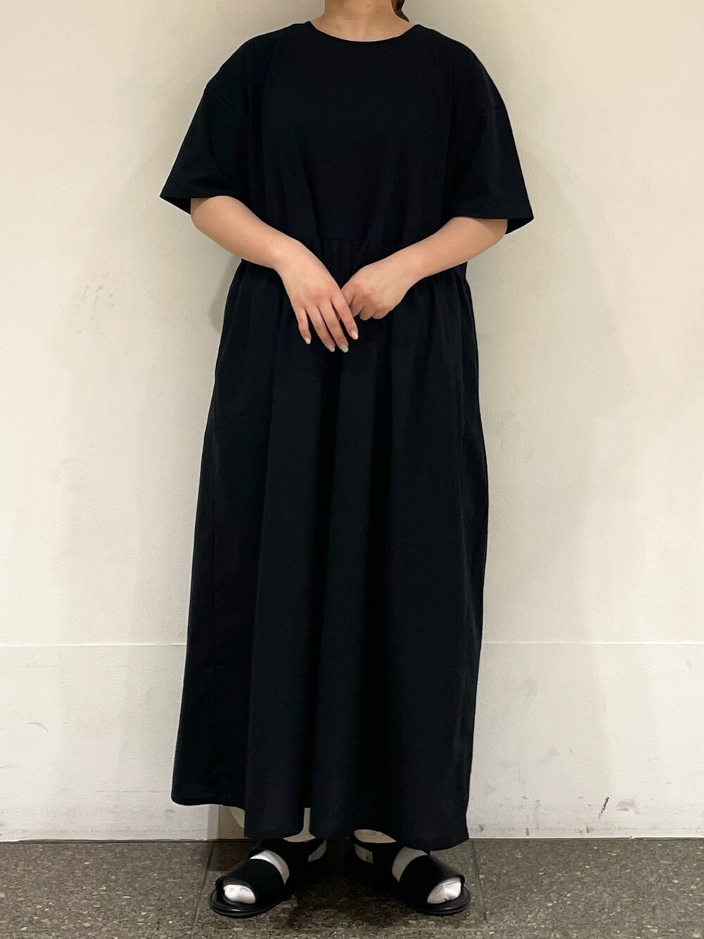 ブラック系のサンダル、ブラック系のワンピースを着用したレディースの秋コーディネートの2枚目の写真