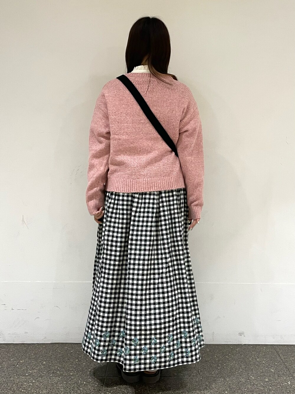 「マカベアリス、コラボ、カーディガン、ニットカーディガン、刺繍、スカート、ピンク、チェック、チェックスカート、ギンガムチェック、低身長、サマンサ モスモス(Samansa Mos2)、サマンサモスモス、Samansa Mos2、SM2」|「Samansa Mos2の柄アソートフリルブラウス(シャツ/ブラウス、ホワイト系)」を使った、松さん(レディース・153cm)の秋コーディネートの4枚目の写真