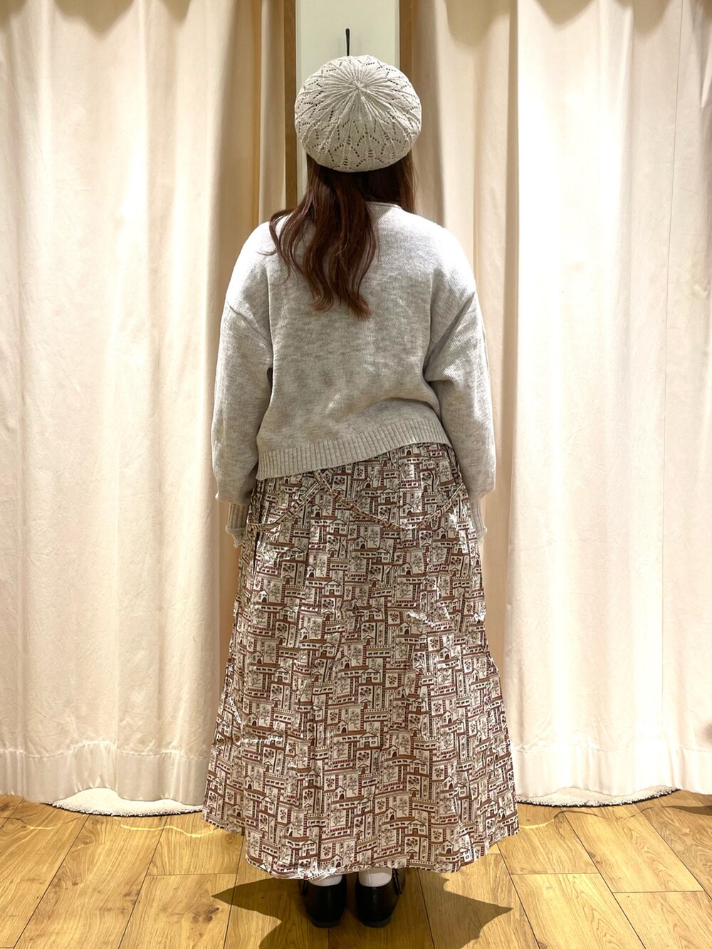 ホワイト系のカーディガン/ボレロ、レッド系のシャツ/ブラウス、レッド系のスカートを着用したレディースの冬コーディネートの3枚目の写真