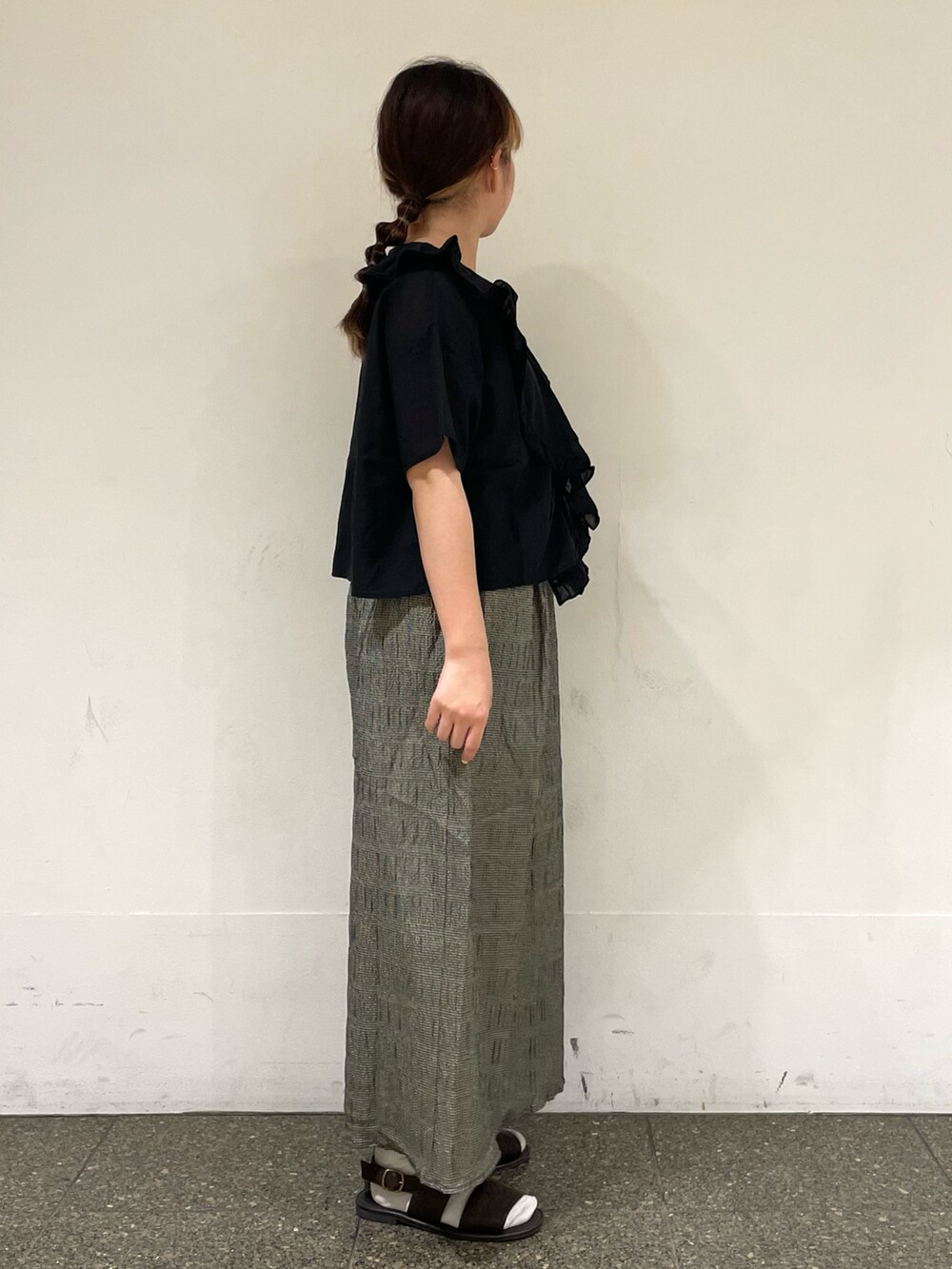 ブラウン系のサンダル、ブラック系のシャツ/ブラウス、ブラック系のスカートを着用したレディースの秋コーディネートの5枚目の写真