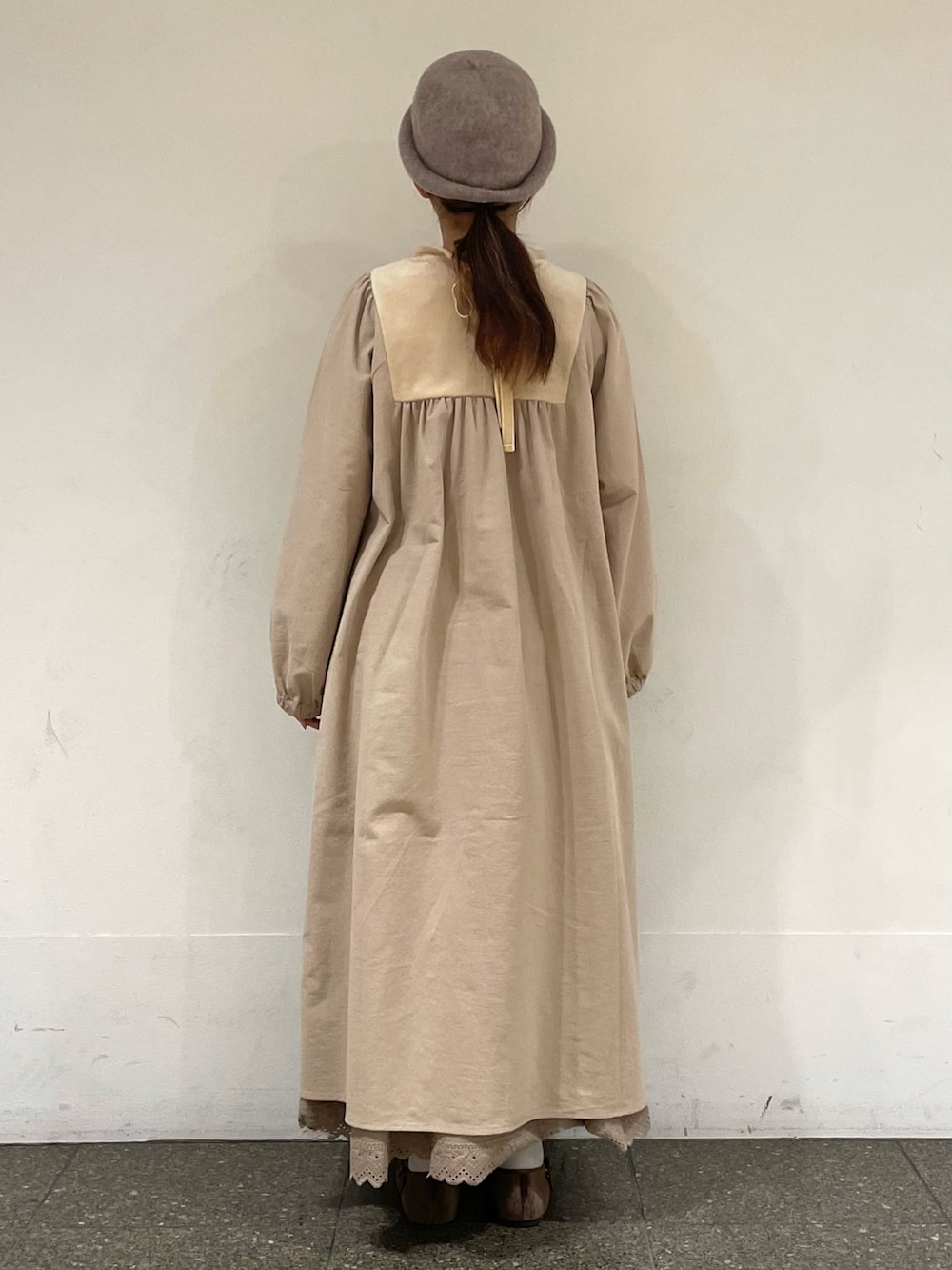 ブラウン系のドレスシューズを着用したレディースの冬コーディネートの4枚目の写真