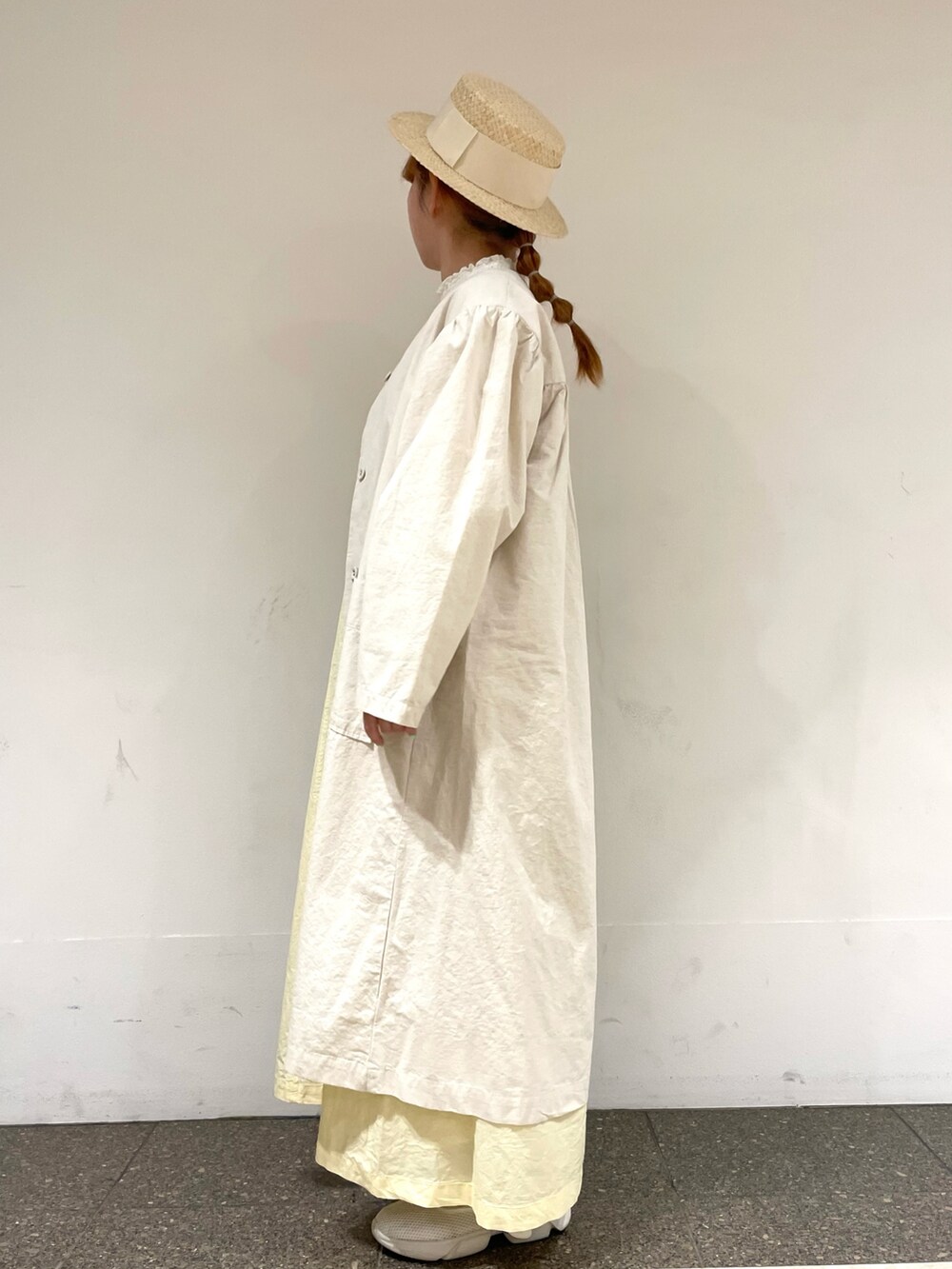 ホワイト系のTシャツ/カットソー、ホワイト系のノーカラーコート、イエロー系のワンピースを着用したレディースの春コーディネートの3枚目の写真