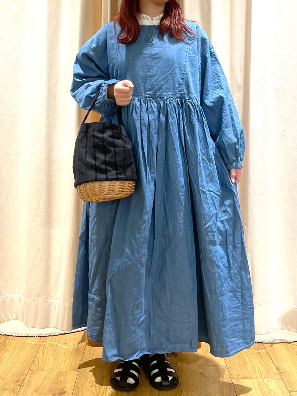 ブラック系のかごバッグ、ホワイト系のシャツ/ブラウス、ブルー系のワンピースを着用したレディースの春コーディネートの2枚目の写真