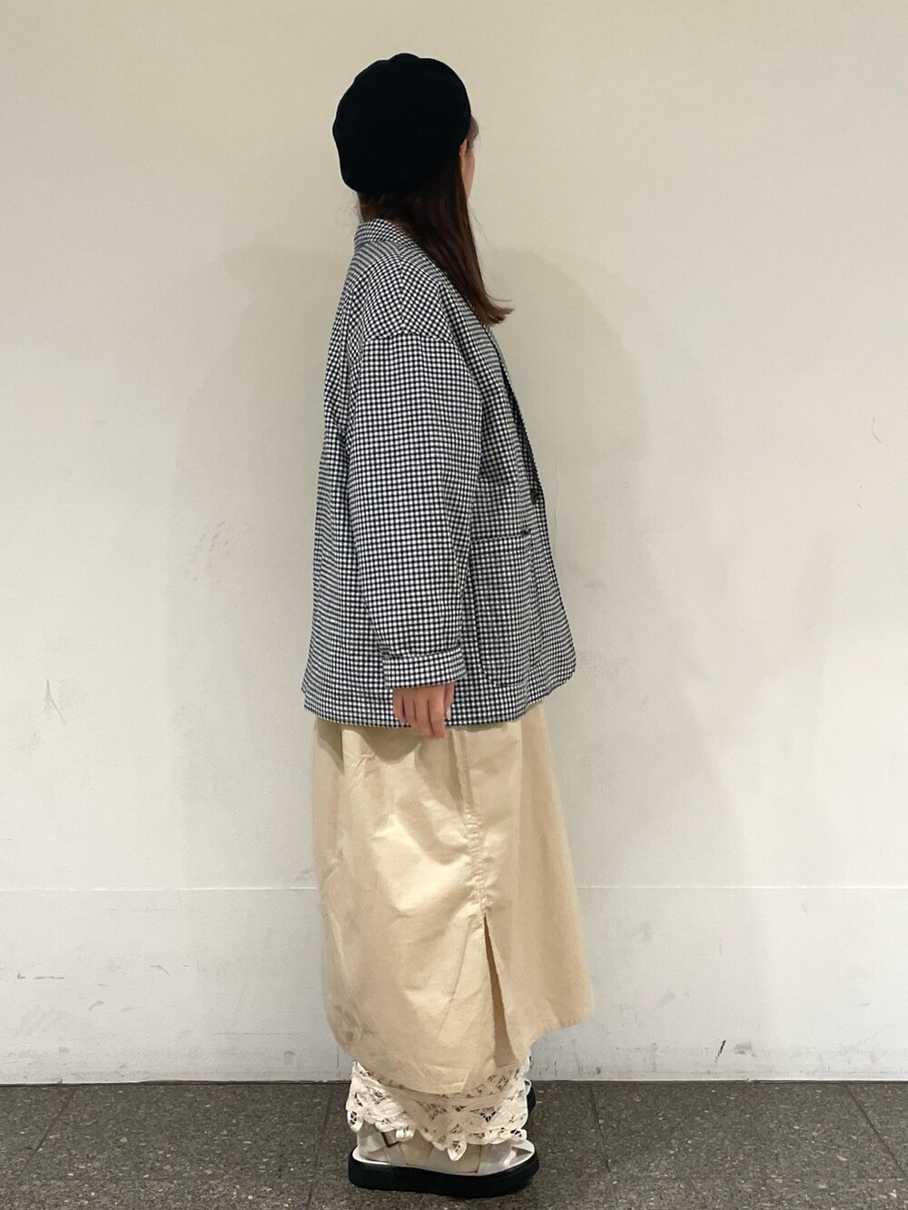 ベージュ系のワンピース、ブラック系のノーカラージャケット、ホワイト系のその他パンツを着用したレディースの春コーディネートの5枚目の写真