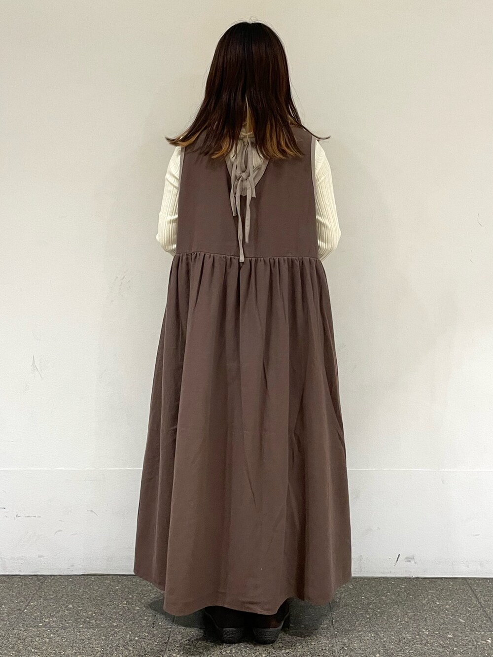 ホワイト系のTシャツ/カットソー、ブラウン系のハンドバッグ、ブラウン系のワンピースを着用したレディースの秋コーディネートの4枚目の写真