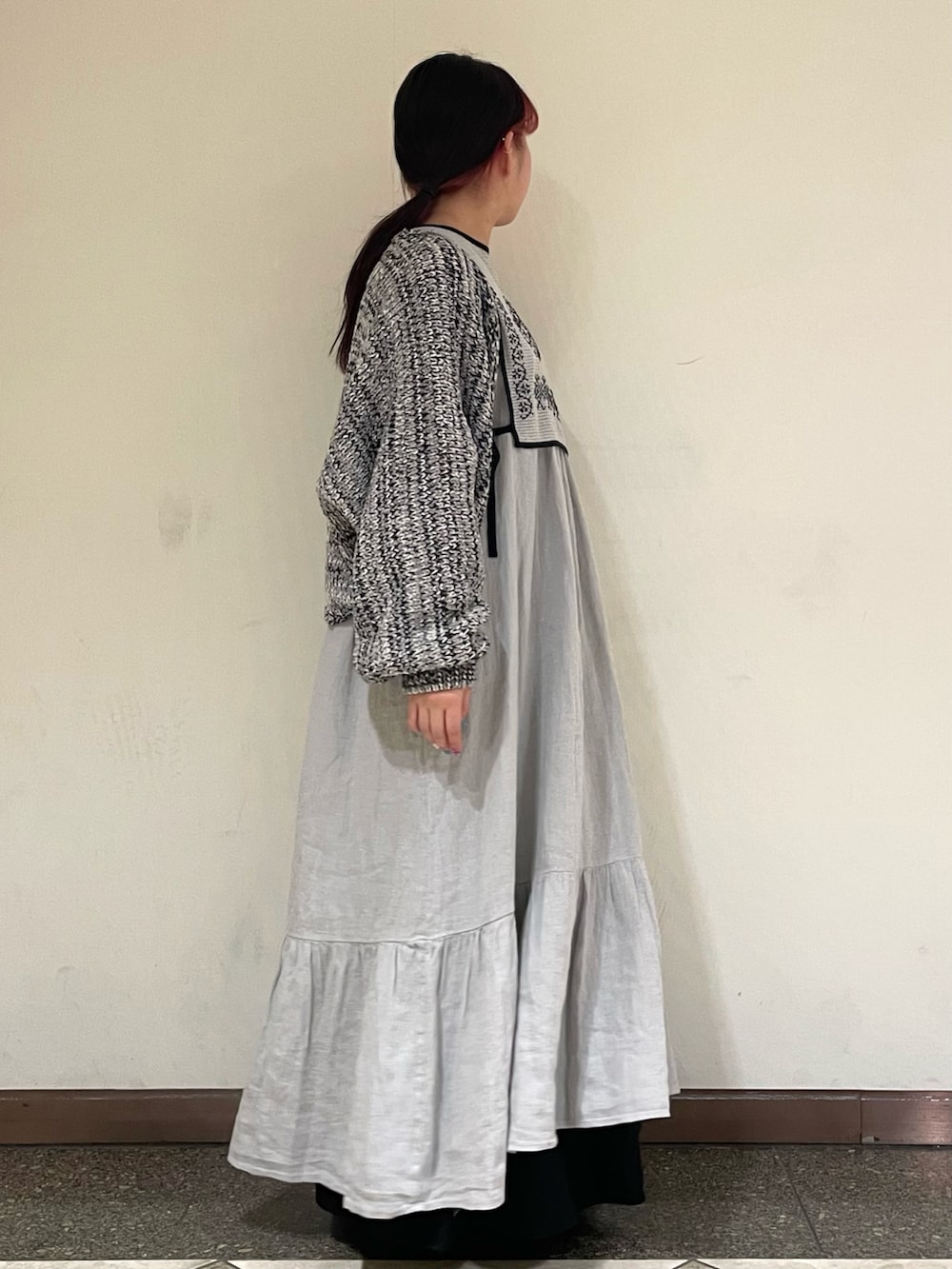 グレー系のワンピース、グレー系のドレスシューズ、ブラック系のカーディガン/ボレロを着用したレディースの冬コーディネートの5枚目の写真