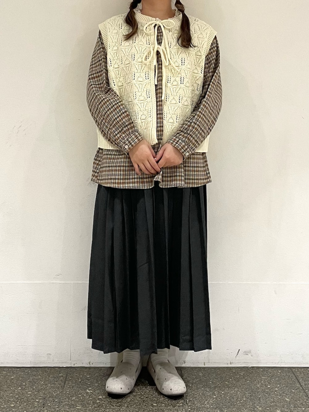 ベージュ系のドレスシューズ、ホワイト系のハットを着用したレディースの冬コーディネートの2枚目の写真