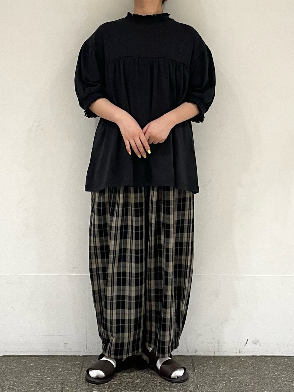 ブラウン系のサンダル、ブラック系のその他パンツ、ブラック系のTシャツ/カットソーを着用したレディースの秋コーディネートの2枚目の写真