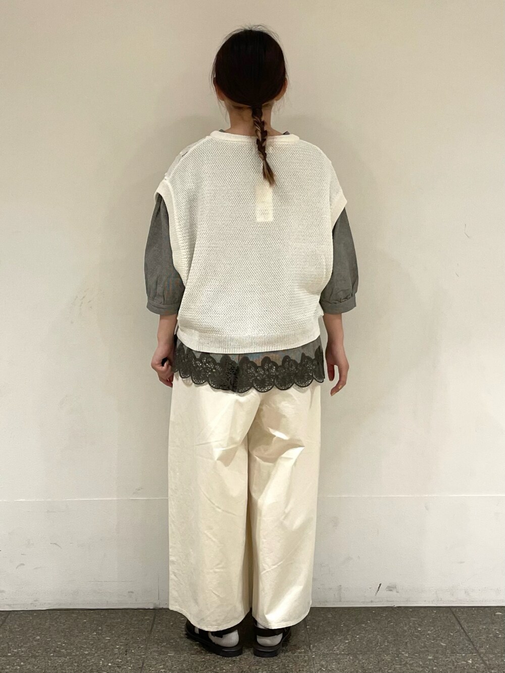 ブラウン系のサンダル、グレー系のシャツ/ブラウス、ホワイト系のベストを着用したレディースの夏コーディネートの4枚目の写真